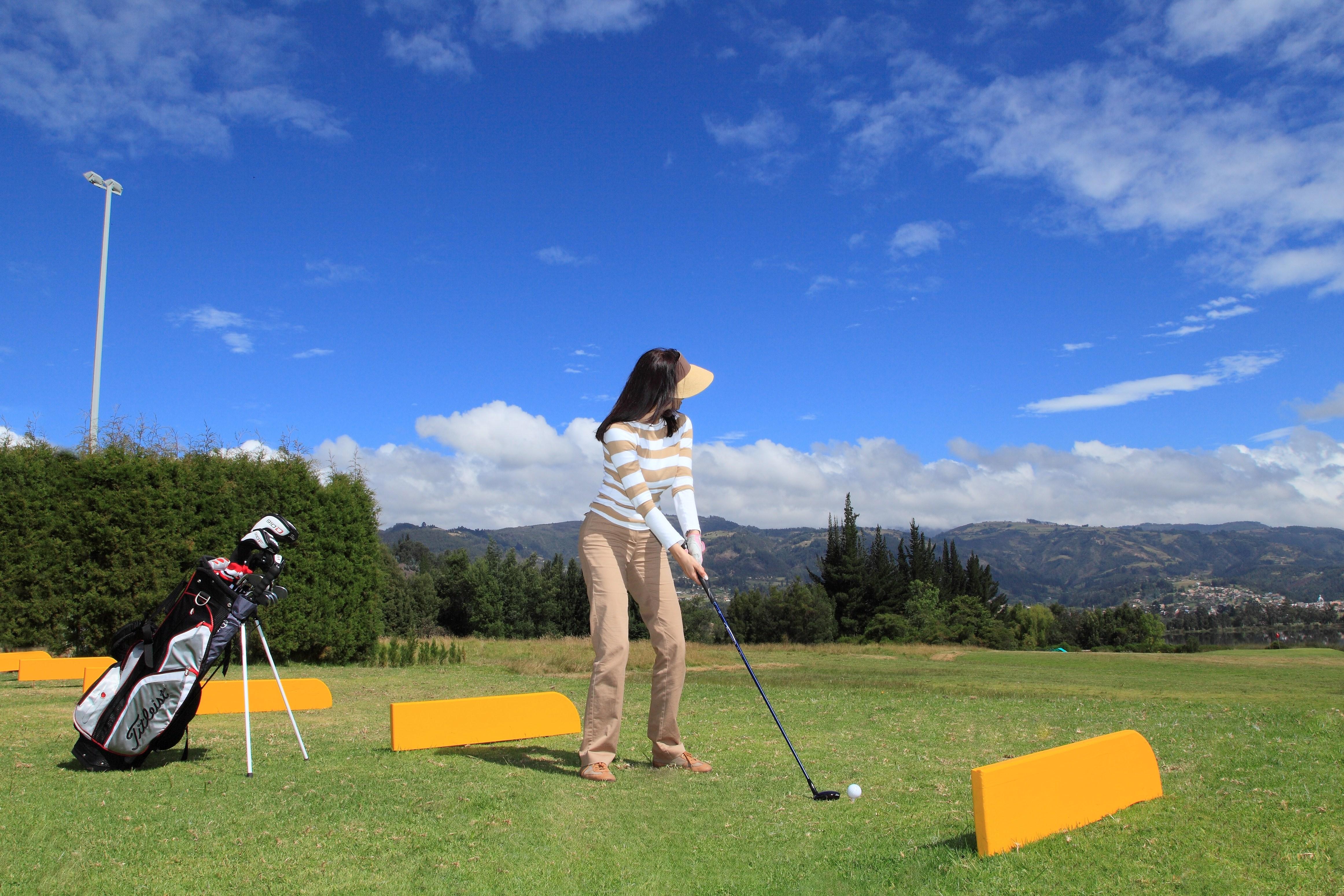 Estelar Paipa Hotel Spa & Y Centro De Convenciones Exterior foto A player teeing off on the 1st hole