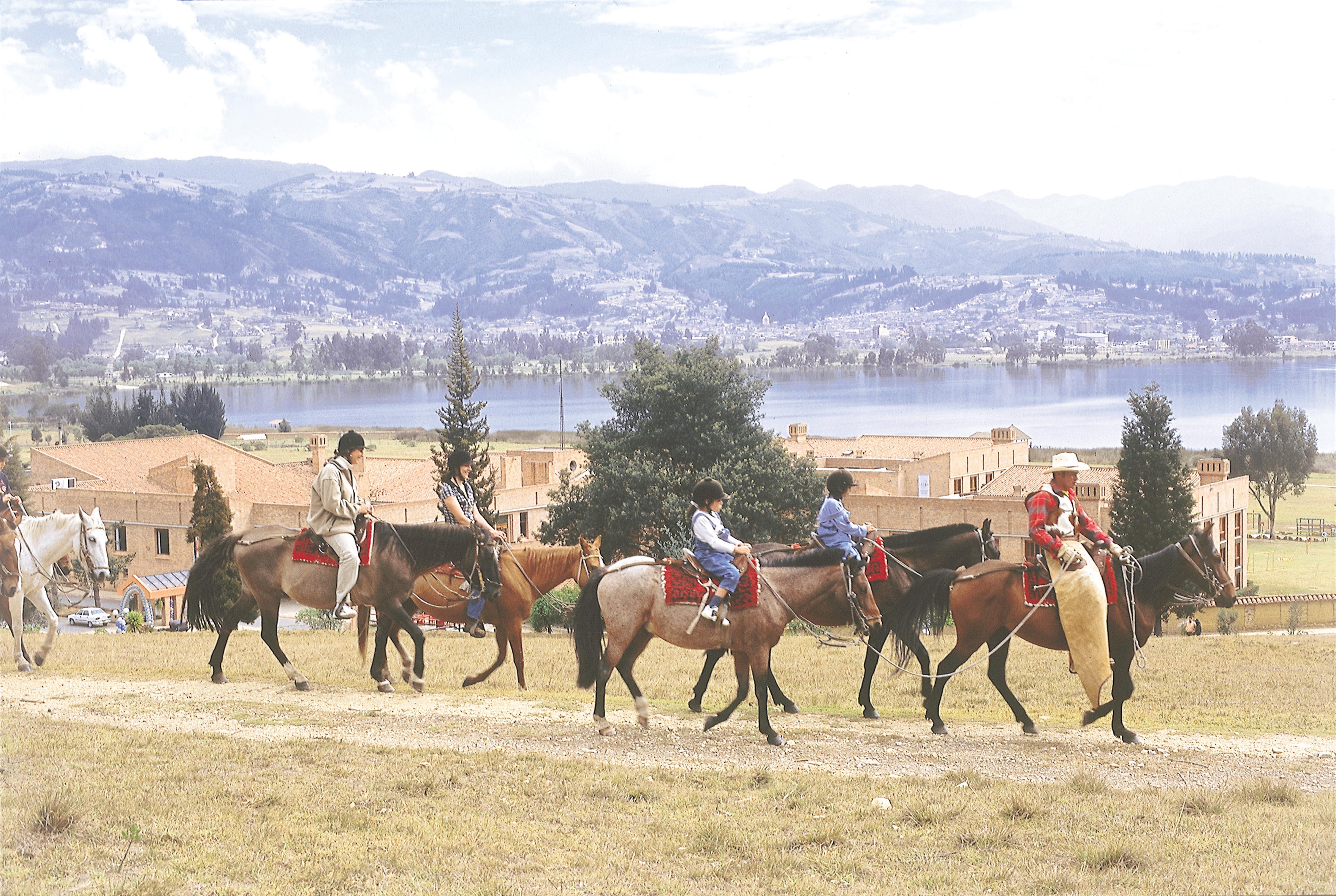 Estelar Paipa Hotel Spa & Y Centro De Convenciones Exterior foto Horse riders at Taos Pueblo