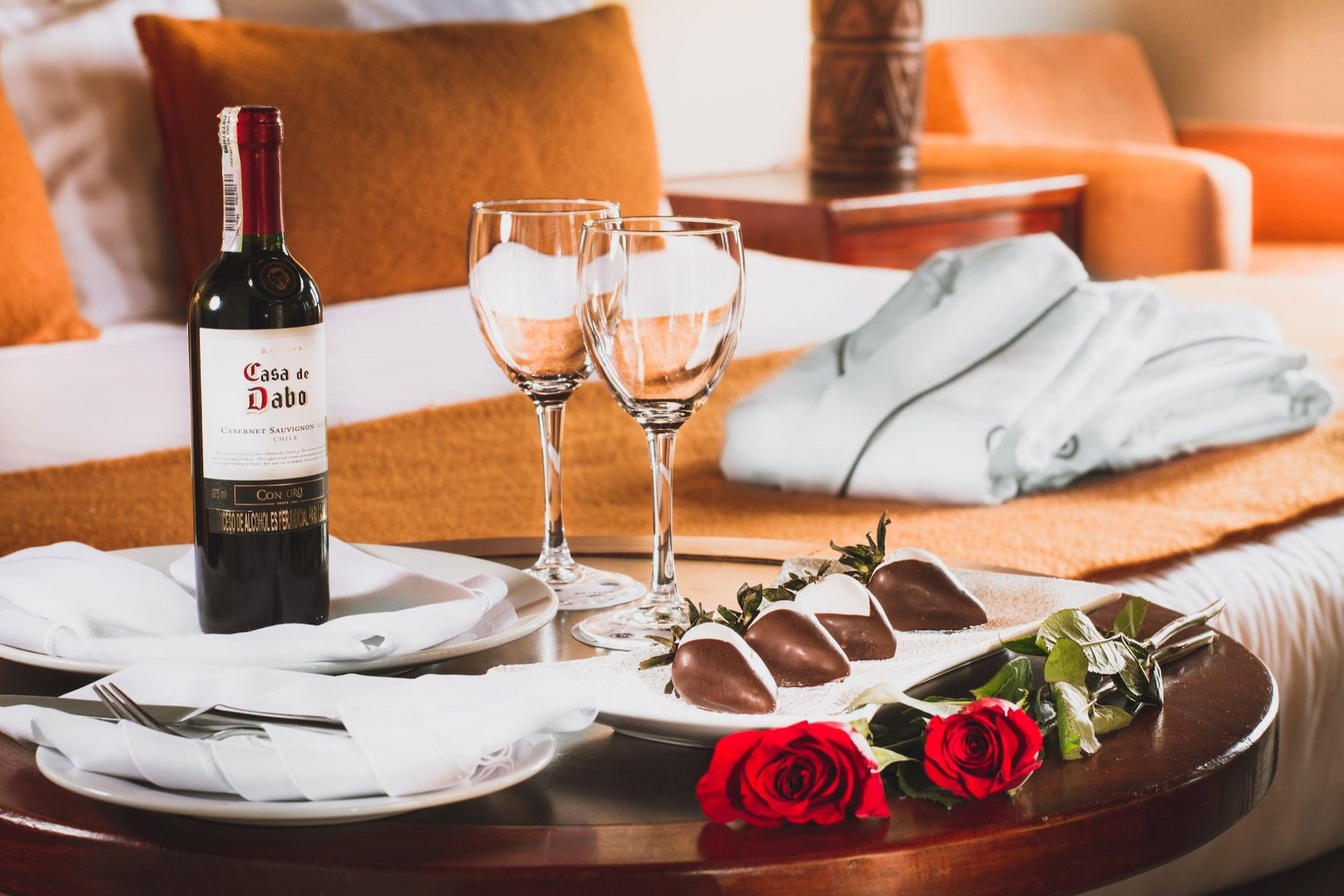 Estelar Paipa Hotel Spa & Y Centro De Convenciones Exterior foto A bottle of wine and two wine glasses