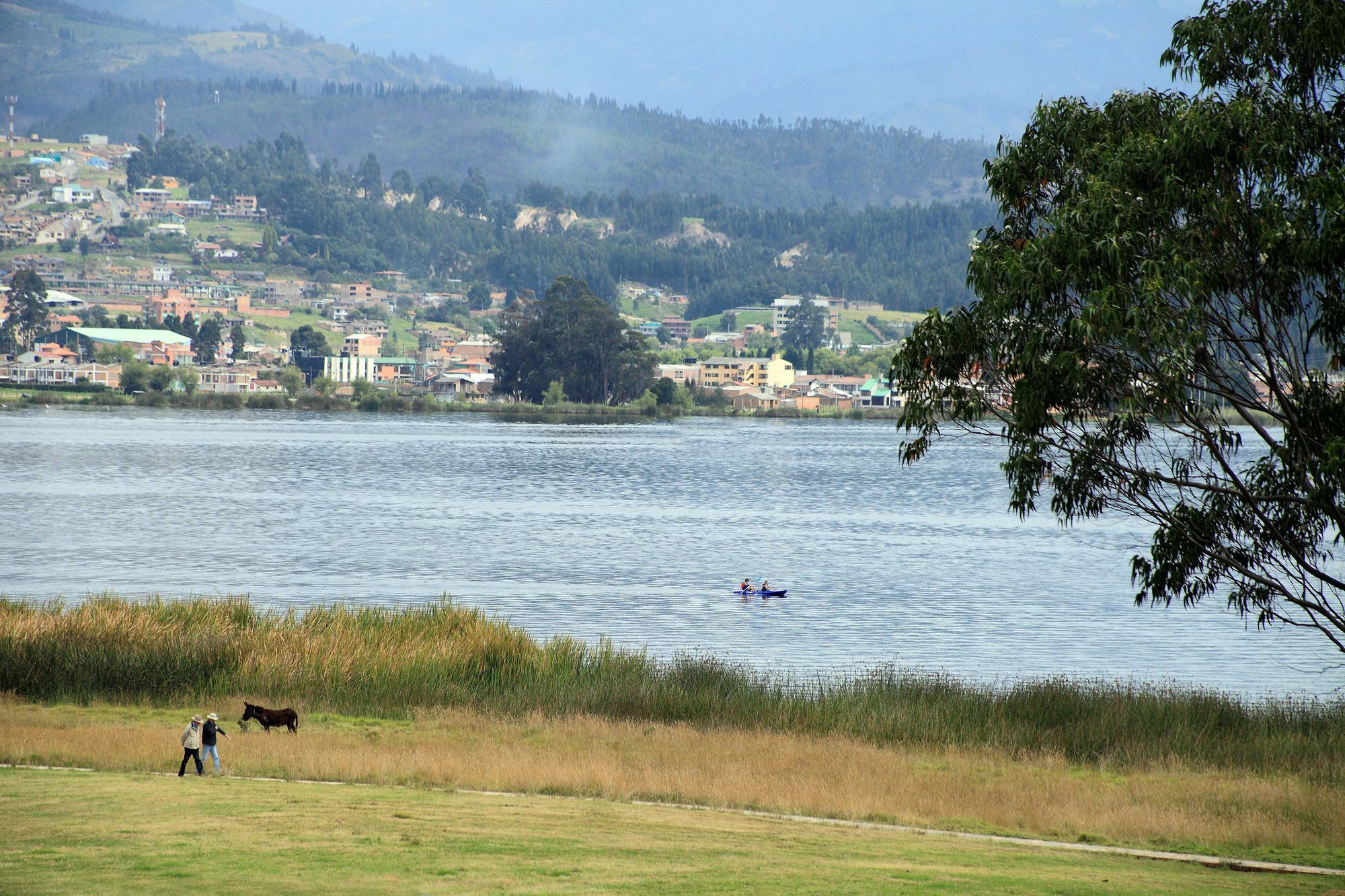 Estelar Paipa Hotel Spa & Y Centro De Convenciones Exterior foto View of the town from the lake